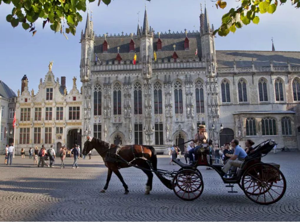 De Burg in Brugge met paardenkoets