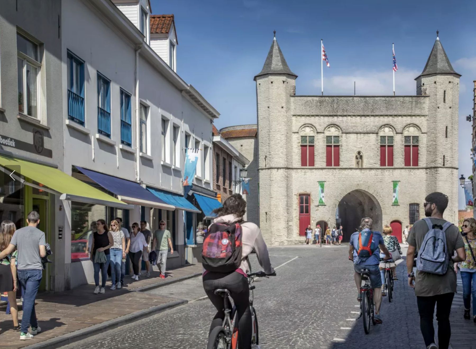 De Kruispoort gezien vanaf de straat, met fietsers