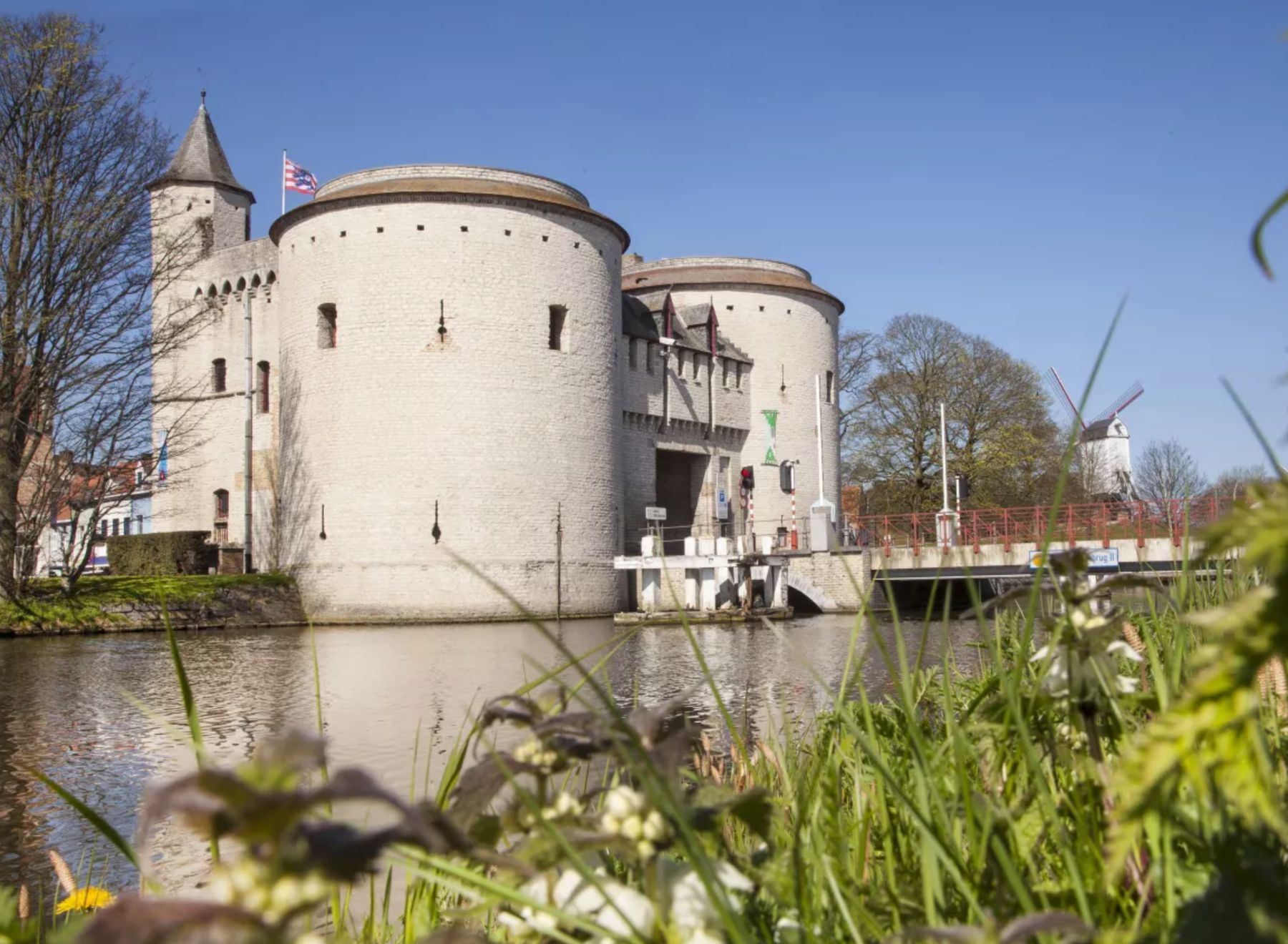 De Kruispoort in Brugge met de slotgracht