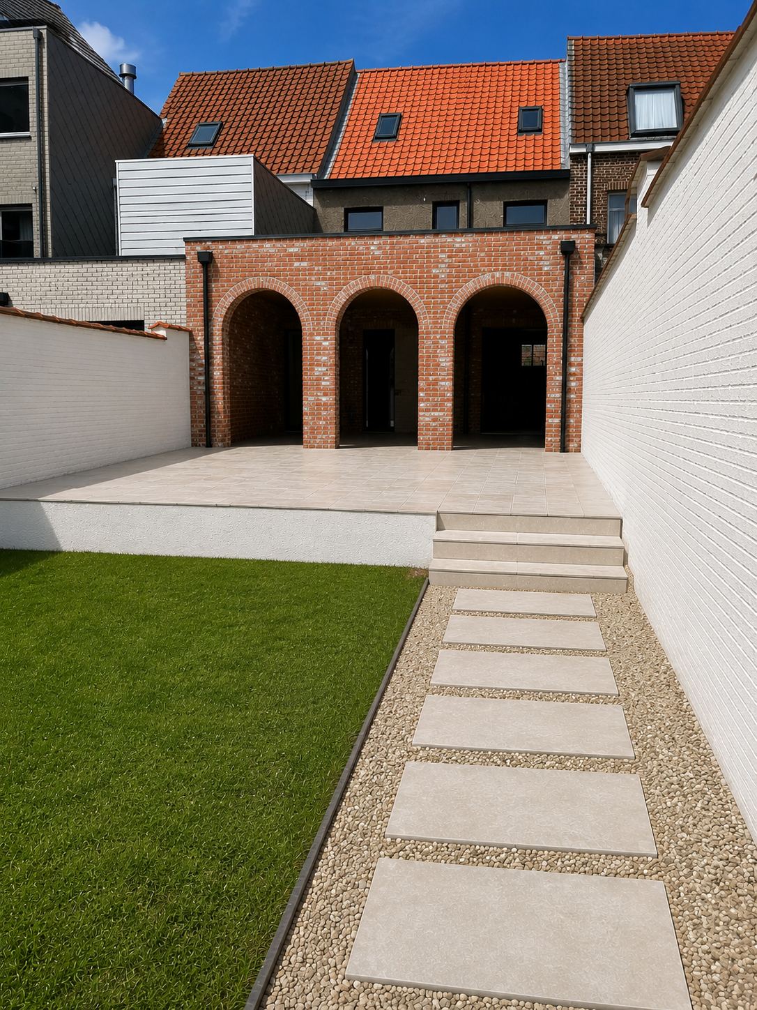 Terras en tuin met rode baksteen en ronde boogramen